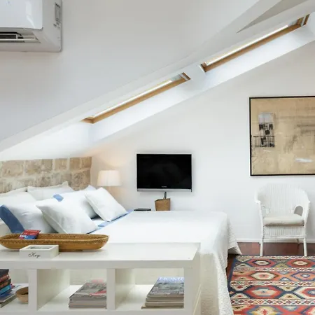 Bright And Modern Loft Near The Walls *