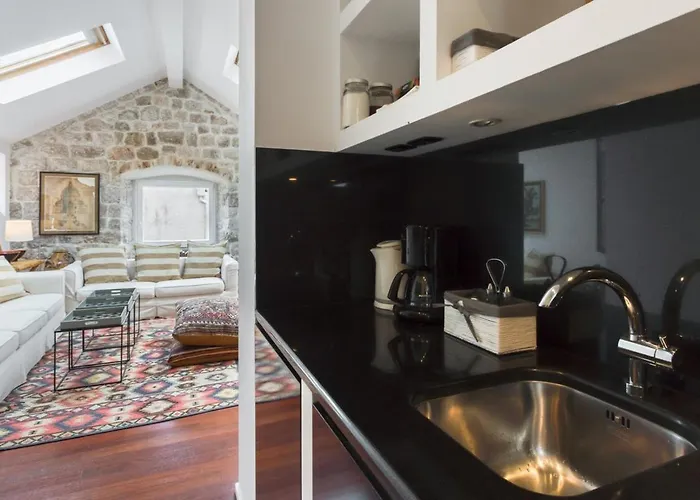 Bright And Modern Loft Near The Walls