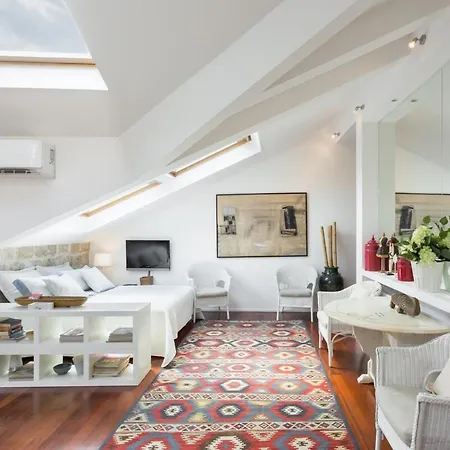 Daire Bright And Modern Loft Near The Walls